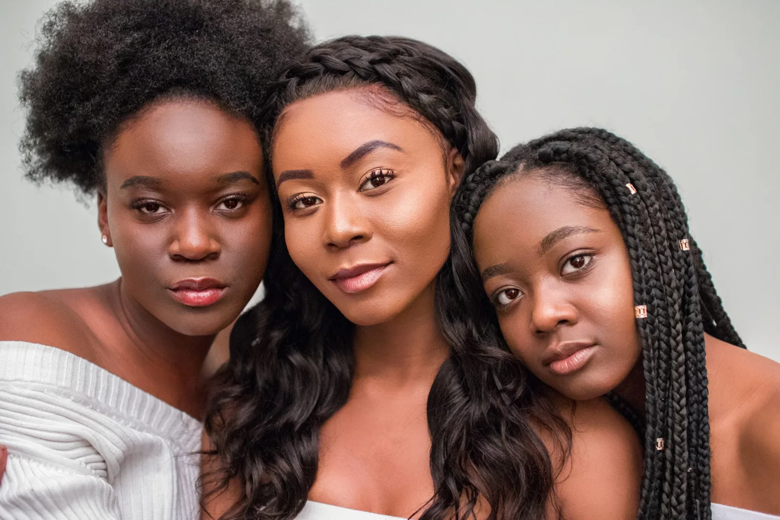 Drei Frauen mit Afro, Cornrows und Box Braids
