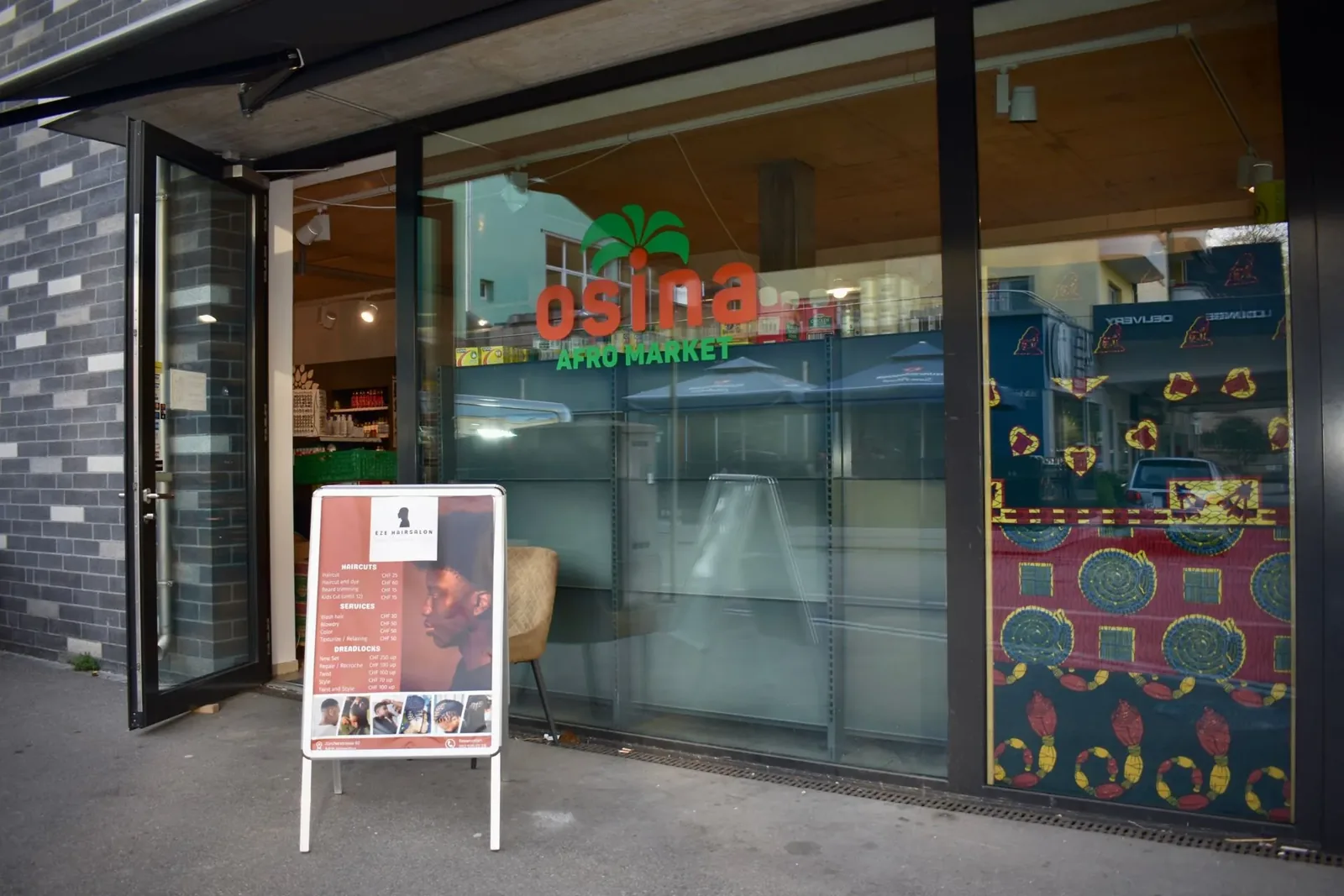 Ladenfront des Osina Afro Market an der Zürcherstrasse 60 in Winterthur, mit Eze-Hairsalon-Aufsteller